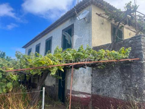 Moradia para recuperar na calheta-prazeres com 1.250m2 de terreno