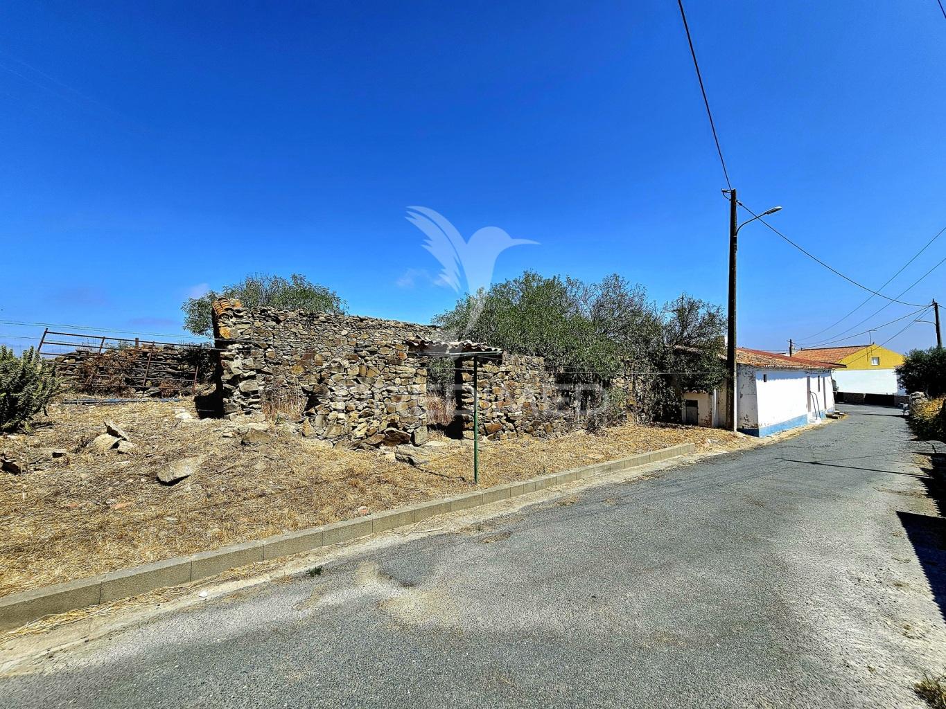 Moradia em ruína para reconstruir com terreno