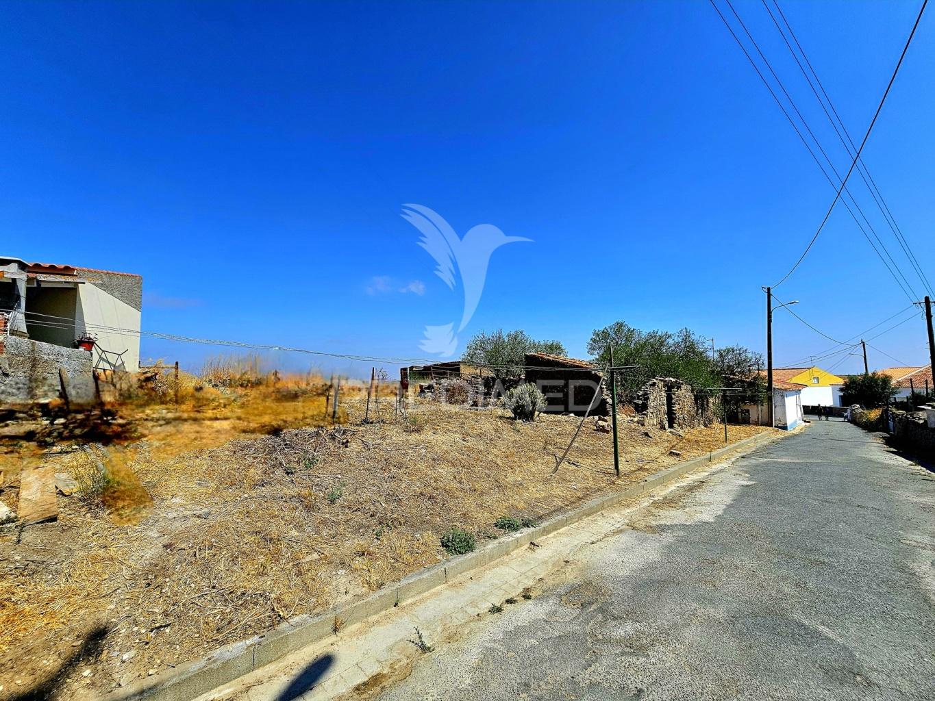 Moradia em ruína para reconstruir com terreno