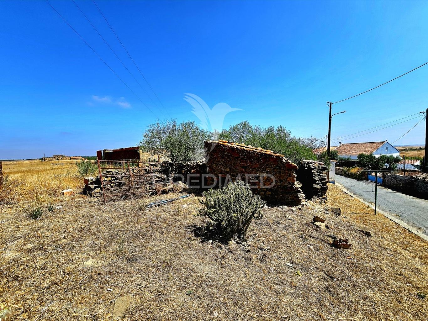 Moradia em ruína para reconstruir com terreno