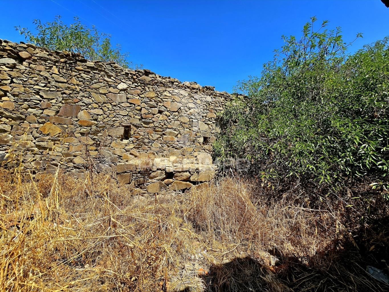 Moradia em ruína para reconstruir com terreno