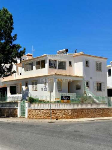 Moradia t5 isolada a curta distância das praias, do centro de albufeira e da vida nocturna