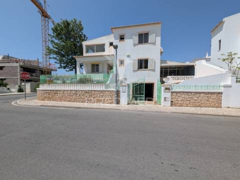 Moradia t5 isolada a curta distância das praias, do centro de albufeira e da vida nocturna