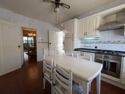 Moradia t5 isolada a curta distância das praias, do centro de albufeira e da vida nocturna