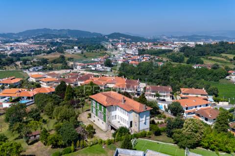 Quinta com dois artigos urbanos e um rústica com 5410 m2 junto á cidade de guimarães