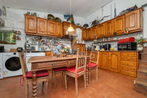 Quinta com dois artigos urbanos e um rústica com 5410 m2 junto á cidade de guimarães