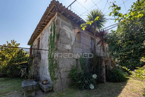 Quinta com dois artigos urbanos e um rústica com 5410 m2 junto á cidade de guimarães