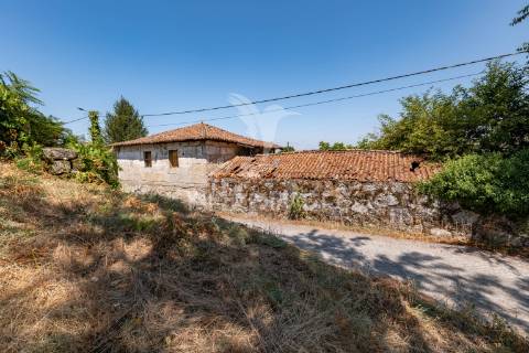 Quinta com dois artigos urbanos e um rústica com 5410 m2 junto á cidade de guimarães