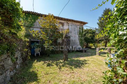 Quinta com dois artigos urbanos e um rústica com 5410 m2 junto á cidade de guimarães