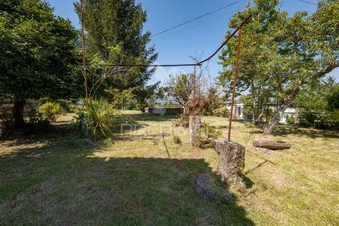 Quinta com dois artigos urbanos e um rústica com 5410 m2 junto á cidade de guimarães