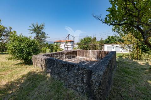 Quinta com dois artigos urbanos e um rústica com 5410 m2 junto á cidade de guimarães