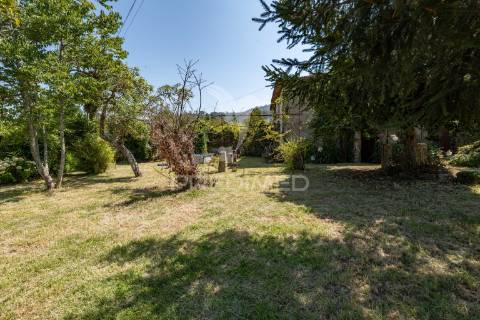 Quinta com dois artigos urbanos e um rústica com 5410 m2 junto á cidade de guimarães