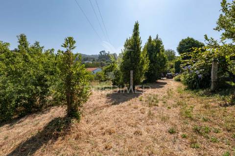 Quinta com dois artigos urbanos e um rústica com 5410 m2 junto á cidade de guimarães