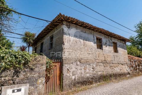 Quinta com dois artigos urbanos e um rústica com 5410 m2 junto á cidade de guimarães