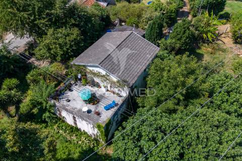 Quinta com dois artigos urbanos e um rústica com 5410 m2 junto á cidade de guimarães