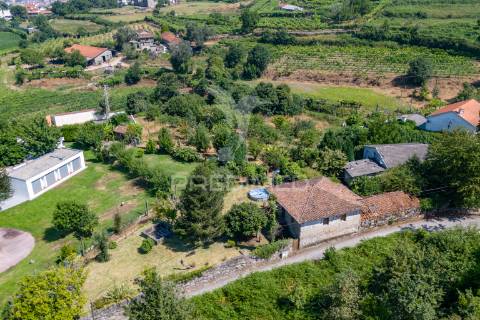 Quinta com dois artigos urbanos e um rústica com 5410 m2 junto á cidade de guimarães