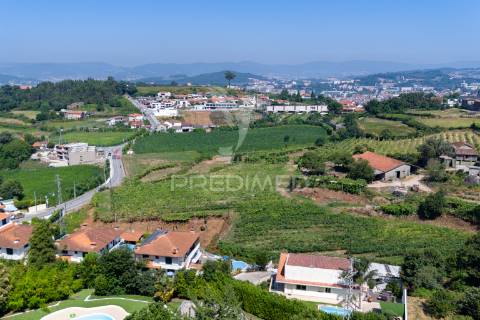 Quinta com dois artigos urbanos e um rústica com 5410 m2 junto á cidade de guimarães