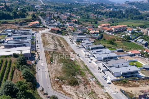 Quinta com dois artigos urbanos e um rústica com 5410 m2 junto á cidade de guimarães