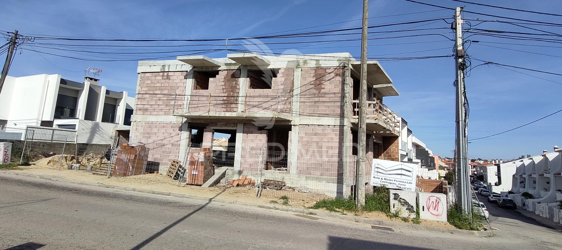 Moradia geminada com garagem em vale milhaços