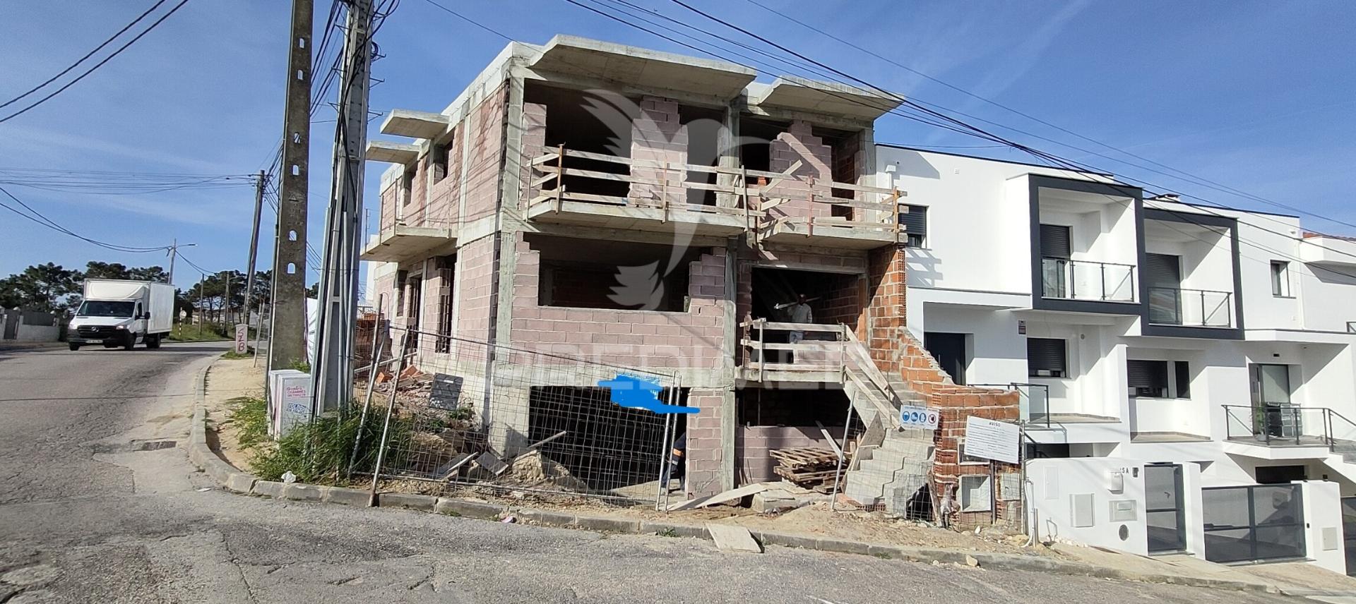 Moradia geminada com garagem em vale milhaços