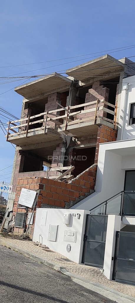 Moradia geminada com garagem em vale milhaços