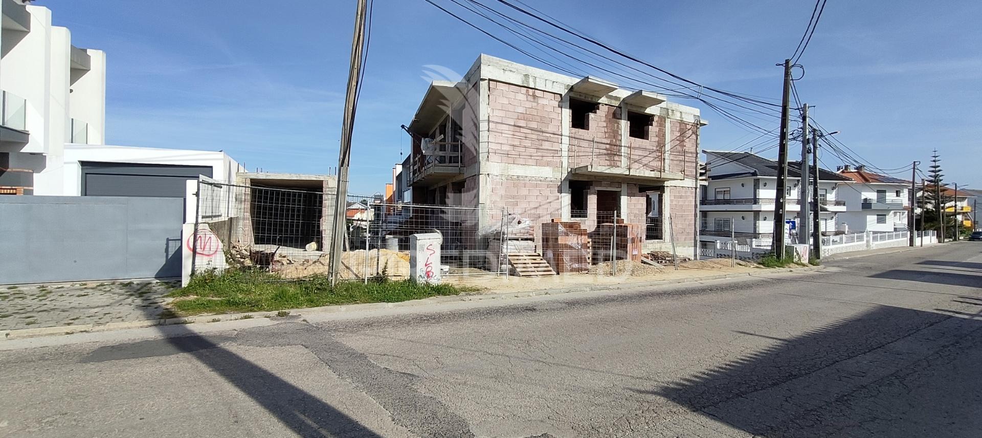 Moradia geminada com garagem em vale milhaços