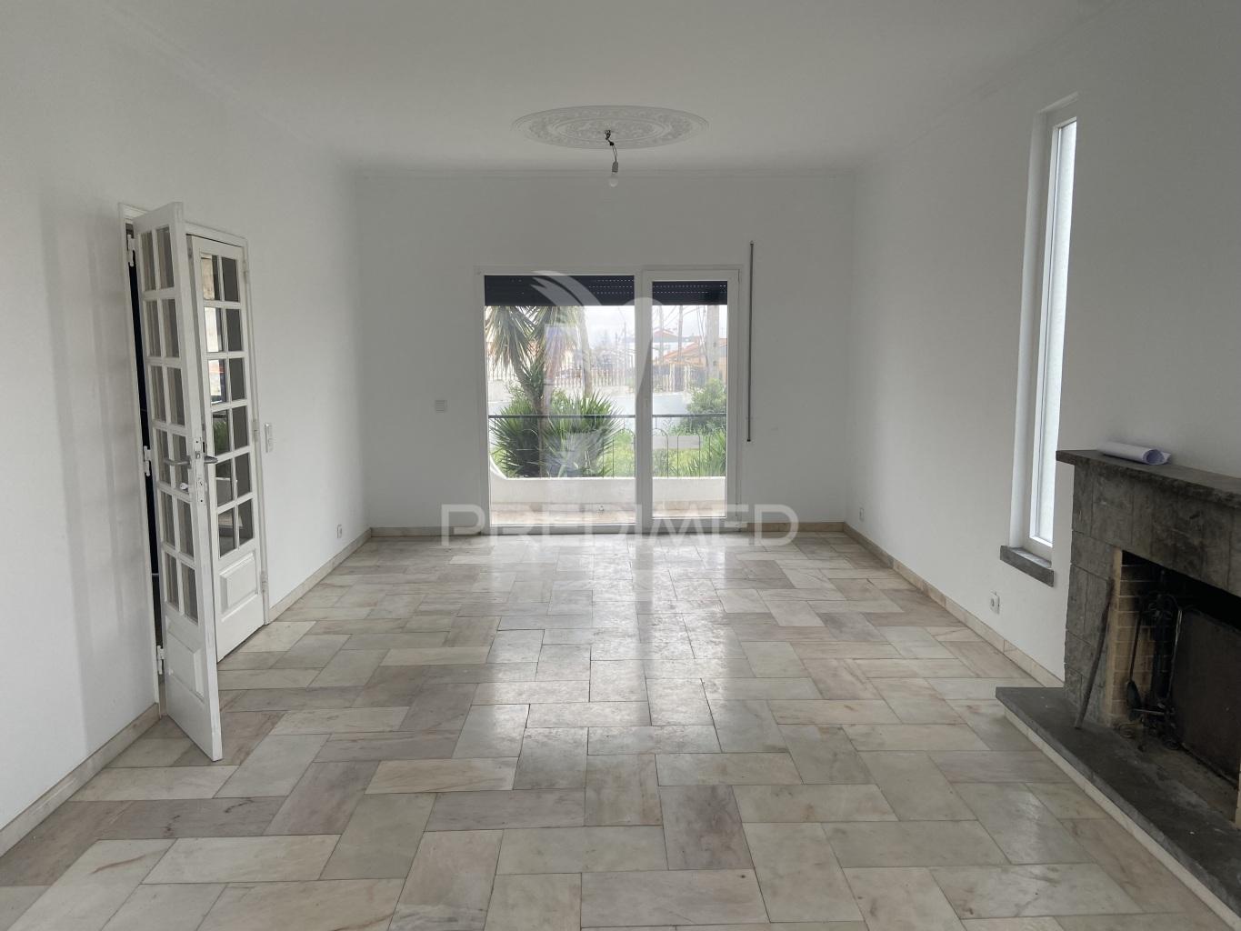 Moradia t4 com jardim na charneca de caparica