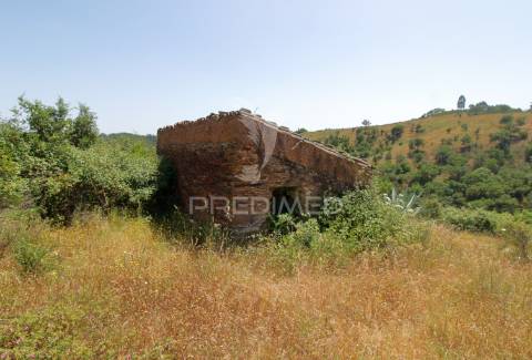 Quinta com 2,3000 ha e ruinas com 72 m2 a 11 km de odemira