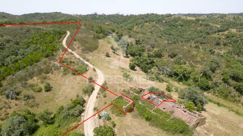 Quinta com 2,3000 ha e ruinas com 72 m2 a 11 km de odemira