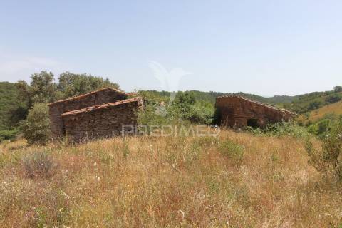 Quinta com 2,3000 ha e ruinas com 72 m2 a 11 km de odemira
