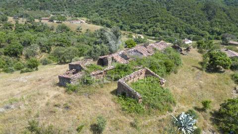 Quinta com 2,3000 ha e ruinas com 72 m2 a 11 km de odemira