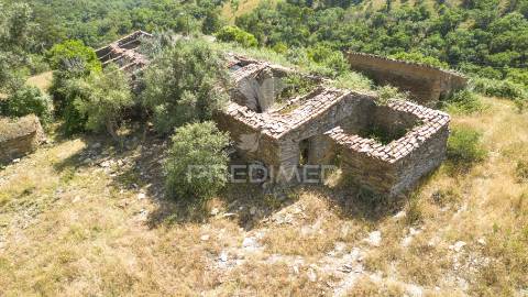 Quinta com 2,3000 ha e ruinas com 72 m2 a 11 km de odemira
