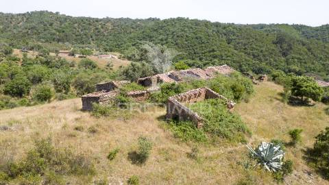 Quinta com 2,3000 ha e ruinas com 72 m2 a 11 km de odemira