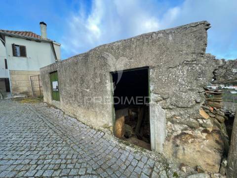 Armazém com 38 m² em poço do canto , meda