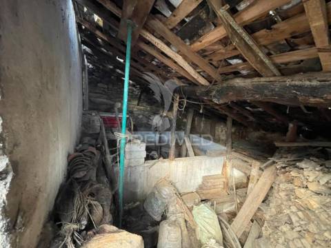 Armazém com 38 m² em poço do canto , meda