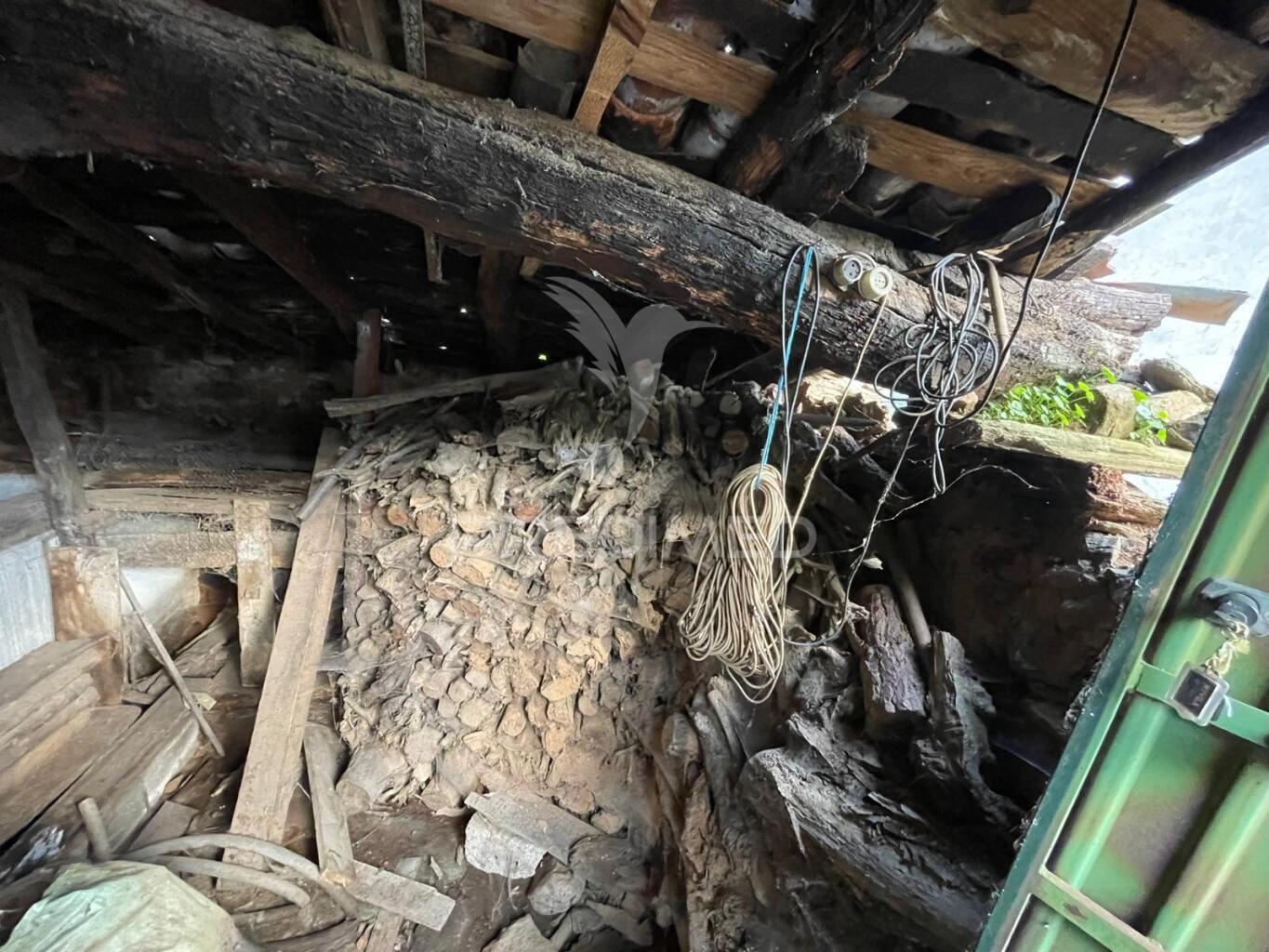 Armazém com 38 m² em poço do canto , meda