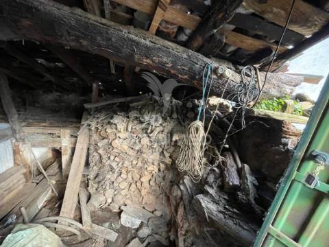 Armazém com 38 m² em poço do canto , meda