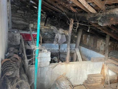 Armazém com 38 m² em poço do canto , meda