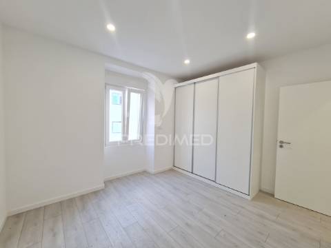 Apartamento t2 com mezzanine e 3 wcs - metro laranjeiras