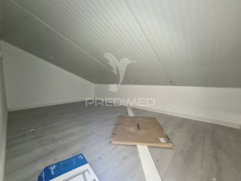 Apartamento t2 com mezzanine e 3 wcs - metro laranjeiras