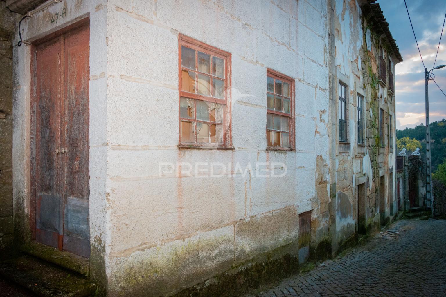 Moradia em ruínas com logradouro