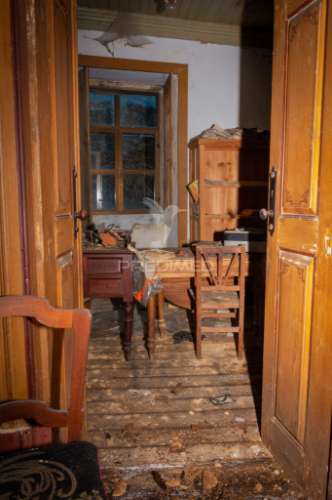 Moradia em ruínas com logradouro