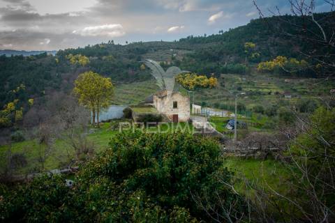 Moradia em ruínas com logradouro