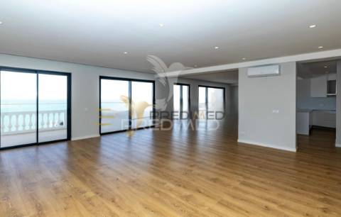 Penthouse t4 com terraço e piscina