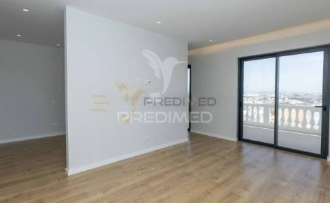 Penthouse t4 com terraço e piscina