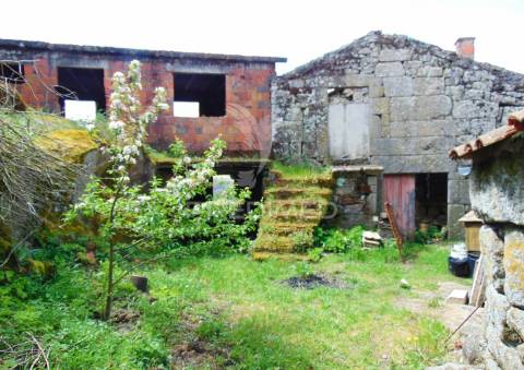 Casa em pedra para recuperação total em vila meã / vila real