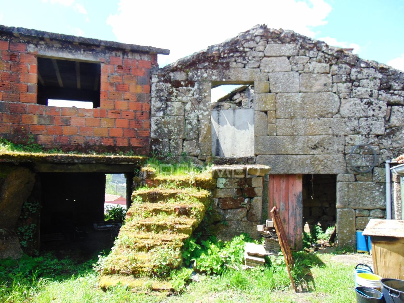 Casa em pedra para recuperação total em vila meã / vila real