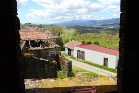 Casa em pedra para recuperação total em vila meã / vila real