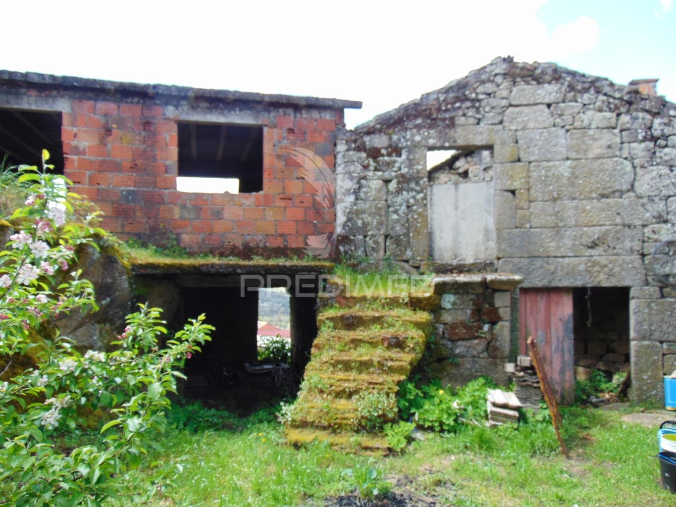 Casa em pedra para recuperação total em vila meã / vila real