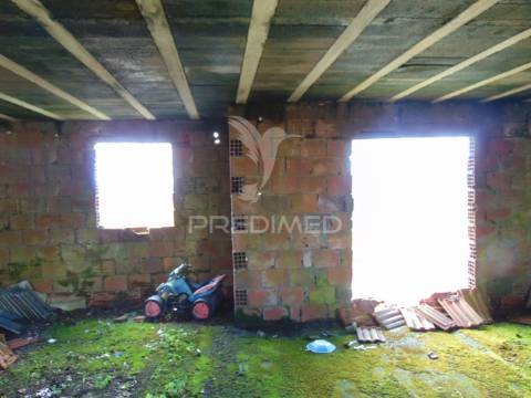 Casa em pedra para recuperação total em vila meã / vila real